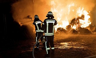26 Stunden lang waren Feuerwehrleute im Einsatz. Die Polizei ist sich sicher: wegen Brandstiftung. Foto: Christian Mathiesen - Christian Mathiesen 26 Stunden lang waren Feuerwehrleute im Einsatz. Die Polizei ist sich sicher: wegen Brandstiftung. Foto: Christian Mathiesen - Christian Mathiesen