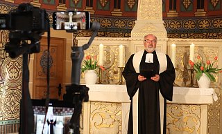 Gottesdienst übers Internet: Pfarrer Rolf Bürgers spricht über die Kamera in der leeren Kirche zu den Gläubigen. Video-Gottesdienst der evangelischen Kirchengemeinde Obernbeck - Ulf Hanke Gottesdienst übers Internet: Pfarrer Rolf Bürgers spricht über die Kamera in der leeren Kirche zu den Gläubigen. Video-Gottesdienst der evangelischen Kirchengemeinde Obernbeck - Ulf Hanke