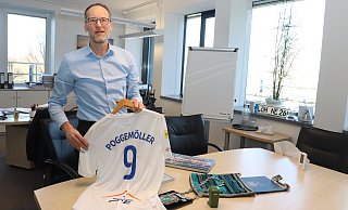 Bernd Poggemöller in seinem Büro. Er hält ein Trikot in seinen Händen, das ihm in polnischen Partnerstadt Mielec geschenkt wurde. - Dirk Windmöller Bernd Poggemöller in seinem Büro. Er hält ein Trikot in seinen Händen, das ihm in polnischen Partnerstadt Mielec geschenkt wurde. - Dirk Windmöller