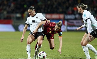 Gegen Österreich gelingt DFB-Kapitänin Giulia Gwinn (M.) und ihren Kolleginnen vor der Pause wenig. - Daniel Löb/dpa Gegen Österreich gelingt DFB-Kapitänin Giulia Gwinn (M.) und ihren Kolleginnen vor der Pause wenig. - Daniel Löb/dpa