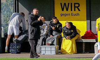 Rechnet mit einer Annullierung: Dominik Popiolek (vorn), Trainer des Bezirksligisten VfR Wellensiek. - Foto: Andreas Zobe/NW Rechnet mit einer Annullierung: Dominik Popiolek (vorn), Trainer des Bezirksligisten VfR Wellensiek. - Foto: Andreas Zobe/NW