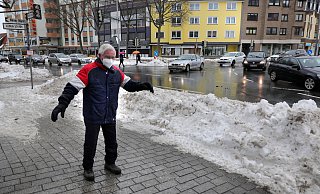 Der Regen hat Montagmittag einen Teil der Bürgersteige wie hier an der Berliner Straße in eine Rutschbahn verwandelt. - Sumfleth Der Regen hat Montagmittag einen Teil der Bürgersteige wie hier an der Berliner Straße in eine Rutschbahn verwandelt. - Sumfleth