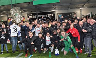 Großer Jubel beim SC Verl nach dem gewonnen Spiel gegen Holstein Kiel im Stadion an der Poststraße. - Jens Dünhölter Großer Jubel beim SC Verl nach dem gewonnen Spiel gegen Holstein Kiel im Stadion an der Poststraße. - Jens Dünhölter