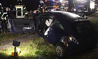Der Opel-Fahrer (58) wurde mit lebensgefährlichen Verletzungen in ein Krankenhaus gebracht. - Polizei Kreis Minden-Lübbecke Der Opel-Fahrer (58) wurde mit lebensgefährlichen Verletzungen in ein Krankenhaus gebracht. - Polizei Kreis Minden-Lübbecke