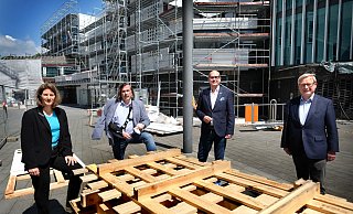 Über die Auswirkungen der Preissteigerungen bei Rohstoffen wie Holz auf das Baugewerbe und damit auch auf städtische Projekte berichteten Stadtbaurätin Nina Herrling (v. l.), Bürgermeister Norbert Morkes, der Geschäftsführer der Kreishandwerkerschaft, Alexander Kostka und Kreishandwerkermeister Georg Effertz. Auf die Baustelle Stadthalle haben die jüngsten Entwicklungen keinen Einfluss, hieß es. - Andreas Frücht Über die Auswirkungen der Preissteigerungen bei Rohstoffen wie Holz auf das Baugewerbe und damit auch auf städtische Projekte berichteten Stadtbaurätin Nina Herrling (v. l.), Bürgermeister Norbert Morkes, der Geschäftsführer der Kreishandwerkerschaft, Alexander Kostka und Kreishandwerkermeister Georg Effertz. Auf die Baustelle Stadthalle haben die jüngsten Entwicklungen keinen Einfluss, hieß es. - Andreas Frücht