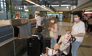 Familie Martens aus Harsewinkel checkt ein. Walter und Katarina Martens sowie ihre drei Kinder Antonio, Emilia und Benita hatten sich im Vorfeld auf Corona testen lassen. - Johannes Büttner Familie Martens aus Harsewinkel checkt ein. Walter und Katarina Martens sowie ihre drei Kinder Antonio, Emilia und Benita hatten sich im Vorfeld auf Corona testen lassen. - Johannes Büttner
