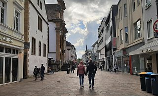 Am Mittwoch ist die Besucherfrequenz in der Paderborner Innenstadt eher übersichtlich. Das könnte sich zu Pfingsten ändern. - Lena Henning Am Mittwoch ist die Besucherfrequenz in der Paderborner Innenstadt eher übersichtlich. Das könnte sich zu Pfingsten ändern. - Lena Henning