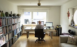 Allein auf weiter Flur: Wer ganz allein wohnt, ist im Homeoffice von Vereinsamung bedroht. - picture alliance/KEYSTONE Allein auf weiter Flur: Wer ganz allein wohnt, ist im Homeoffice von Vereinsamung bedroht. - picture alliance/KEYSTONE