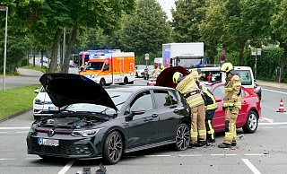 Bei dem Auffahrunfall werden zwei Personen verletzt. - Ralph Meyer Bei dem Auffahrunfall werden zwei Personen verletzt. - Ralph Meyer