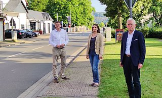 Mitten durch den Ort: Uwe Schünemann (v. l.), Edith Götz und Martin Bäumer befürchten eine enorme Belastung der Lauenförder Bürger durch Atommülltransporte von und nach Würgassen. - CDU Lauenförde Mitten durch den Ort: Uwe Schünemann (v. l.), Edith Götz und Martin Bäumer befürchten eine enorme Belastung der Lauenförder Bürger durch Atommülltransporte von und nach Würgassen. - CDU Lauenförde