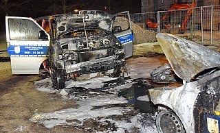 Gegen 2.45 Uhr gingen am 17. April 2020 im Ravensberger Park drei Fahrzeuge des Ordnungsamtes in Flammen auf. Drei junge Linksextreme stehen im Fokus der Ermittlungen. Doch die Beweislage ist nicht gut. - Barbara Franke Gegen 2.45 Uhr gingen am 17. April 2020 im Ravensberger Park drei Fahrzeuge des Ordnungsamtes in Flammen auf. Drei junge Linksextreme stehen im Fokus der Ermittlungen. Doch die Beweislage ist nicht gut. - Barbara Franke
