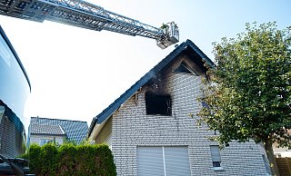 Die Spuren des Brandes im ersten Stock des Hauses sind deutlich sichtbar - MATHIESEN-TV Die Spuren des Brandes im ersten Stock des Hauses sind deutlich sichtbar - MATHIESEN-TV