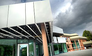 Nahezu im Zeitplan liegen die Arbeiten bei der Sanierung der Stadthallenfassade. - Andreas Frücht Nahezu im Zeitplan liegen die Arbeiten bei der Sanierung der Stadthallenfassade. - Andreas Frücht