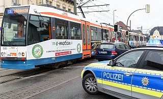 Wie auf diesem Symbolfoto kam es auch am Dienstag zu einem Abbiegemanöver, bei dem der Autofahrer die Stadtbahn nicht bemerkt hatte. - Symbolfoto: Christian Weische Wie auf diesem Symbolfoto kam es auch am Dienstag zu einem Abbiegemanöver, bei dem der Autofahrer die Stadtbahn nicht bemerkt hatte. - Symbolfoto: Christian Weische