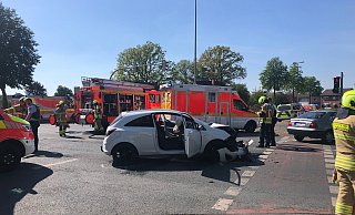 Die Autos prallten seitlich auf der Kreuzung Schwabenweg/Dr.-Rörig-Damm gegeneinander. - Feuerwehr Paderborn Die Autos prallten seitlich auf der Kreuzung Schwabenweg/Dr.-Rörig-Damm gegeneinander. - Feuerwehr Paderborn
