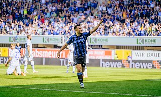 Fingerzeig nach oben: Julian Justvan bejubelt seinen Treffer zum zwischenzeitlichen 3:0 für den SC Paderborn. - Besim Mazhiqi Fingerzeig nach oben: Julian Justvan bejubelt seinen Treffer zum zwischenzeitlichen 3:0 für den SC Paderborn. - Besim Mazhiqi
