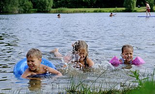 Im Sommer wurde der Kleihügelsee von vielen als Badesee genutzt, besonders die Kinder konnten im seichten Wasser spielen. - Heike von Schulz Im Sommer wurde der Kleihügelsee von vielen als Badesee genutzt, besonders die Kinder konnten im seichten Wasser spielen. - Heike von Schulz