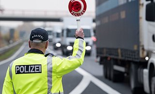 Experten haben auf der Autobahn 2 bei Bielefeld Abfalltransporte kontrolliert. Jeder dritte durfte nicht weiterfahren. - Symbolfoto: picture alliance Experten haben auf der Autobahn 2 bei Bielefeld Abfalltransporte kontrolliert. Jeder dritte durfte nicht weiterfahren. - Symbolfoto: picture alliance