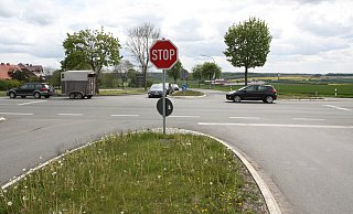 Die Linksabbieger, die von Dörenhagen auf die B68 Richtung Paderborn wollen, müssen oft viel Geduld mitbringen. Oder rechts abbiegen und nach ein paar hundert Metern wenden. - Uwe Müller Die Linksabbieger, die von Dörenhagen auf die B68 Richtung Paderborn wollen, müssen oft viel Geduld mitbringen. Oder rechts abbiegen und nach ein paar hundert Metern wenden. - Uwe Müller