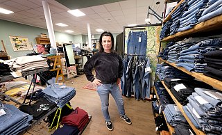 Besonders Jeans bietet das Geschäft Treehopper an. Neben Maas Natur ist der Laden in der Königstraße wohl der einzige in Gütersloh, der ausschließlich nachhaltige Kleidungsstücke verkauft. Mitarbeiterin Andrea Waterstrat weiß, aus welchen Materialien die Stücke genau gefertigt sind. - Andreas Frücht Besonders Jeans bietet das Geschäft Treehopper an. Neben Maas Natur ist der Laden in der Königstraße wohl der einzige in Gütersloh, der ausschließlich nachhaltige Kleidungsstücke verkauft. Mitarbeiterin Andrea Waterstrat weiß, aus welchen Materialien die Stücke genau gefertigt sind. - Andreas Frücht