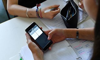 Lernhilfe oder Ablenkung? Mobiltelefone in Schulen sind umstritten. - picture alliance / Jens Kalaene Lernhilfe oder Ablenkung? Mobiltelefone in Schulen sind umstritten. - picture alliance / Jens Kalaene