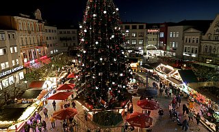 Der Alte Markt mit dem großen Weihnachtsbaum ist auch in diesem Jahr der Magnet des Herforder Weihnachtslichtes. Anlieger des Platzes haben den schönsten Ausblick darauf. - Frank-Michael Kiel-Steinkamp Der Alte Markt mit dem großen Weihnachtsbaum ist auch in diesem Jahr der Magnet des Herforder Weihnachtslichtes. Anlieger des Platzes haben den schönsten Ausblick darauf. - Frank-Michael Kiel-Steinkamp