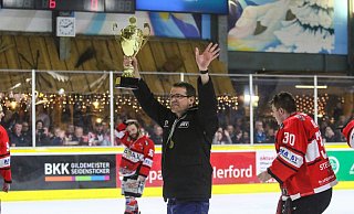 Uwe Johann präsentiert den Zuschauern den Meisterpokal, den der HEV in der Regionalliga 2018 und 2019 errang. - Yvonne Gottschlich Uwe Johann präsentiert den Zuschauern den Meisterpokal, den der HEV in der Regionalliga 2018 und 2019 errang. - Yvonne Gottschlich