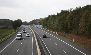 Die Fahrbahn wird nachts saniert. - Björn Kenter Die Fahrbahn wird nachts saniert. - Björn Kenter