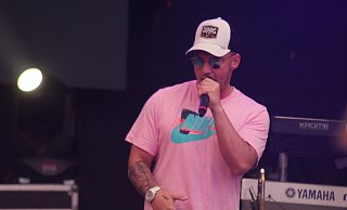 Ohne Musik zum Auftritt: Im zum Bersten gefüllten Annenzelt feiern die Fans mit Pietro Lombardi den Top-Star des Nachmittags. - Bukrhard Battran Ohne Musik zum Auftritt: Im zum Bersten gefüllten Annenzelt feiern die Fans mit Pietro Lombardi den Top-Star des Nachmittags. - Bukrhard Battran