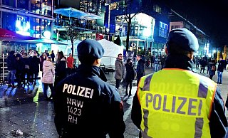 Party und Menschentrauben - wie hier in der Vergangenheit am Boulevard - soll es dieses Jahr zu Silvester nicht geben. Polizei und Ordnungsamt haben aufgerüstet. - Barbara Franke Party und Menschentrauben - wie hier in der Vergangenheit am Boulevard - soll es dieses Jahr zu Silvester nicht geben. Polizei und Ordnungsamt haben aufgerüstet. - Barbara Franke