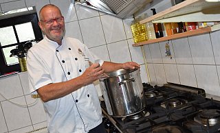 Klaus Lukarsch ist während seiner beruflichen Laufbahn schon viel herumgekommen. Er hat auch schon in Peking und Shanghai in den Töpfen gerührt. Heute kocht er für die Gäste im Kaffee Hexenbrink. - Birgit Nolte Klaus Lukarsch ist während seiner beruflichen Laufbahn schon viel herumgekommen. Er hat auch schon in Peking und Shanghai in den Töpfen gerührt. Heute kocht er für die Gäste im Kaffee Hexenbrink. - Birgit Nolte