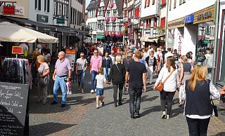 Ein Blick in Bad Münstereifels Orchheimer Straße. Die Outlet-Läden kennzeichnen die viereckigen Auslader, etwa bei Kneipp (links). - Günter Zumbé/KSTA Ein Blick in Bad Münstereifels Orchheimer Straße. Die Outlet-Läden kennzeichnen die viereckigen Auslader, etwa bei Kneipp (links). - Günter Zumbé/KSTA