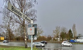 Eine mögliche Querungsstelle von Hiddenhausen ins Stadtgebiet nach Herford ist der Bünder Fußweg, der aus Sundern kommt. Wie sich die B239/B61 für Radfahrer schnell und sicher überwinden ließe, steht zur Diskussion. - Alexander Jenniches Eine mögliche Querungsstelle von Hiddenhausen ins Stadtgebiet nach Herford ist der Bünder Fußweg, der aus Sundern kommt. Wie sich die B239/B61 für Radfahrer schnell und sicher überwinden ließe, steht zur Diskussion. - Alexander Jenniches