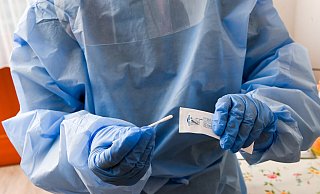 Derzeit ist ein täglicher Coronatest auch für geimpfte und genesene Angestellte im medizinischen Bereich Pflicht. - picture alliance/dpa/dpa-Zentralbidl Derzeit ist ein täglicher Coronatest auch für geimpfte und genesene Angestellte im medizinischen Bereich Pflicht. - picture alliance/dpa/dpa-Zentralbidl