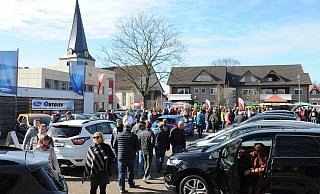 Reger Andrang: Tausende Gäste bummeln bei der Automesse durch Rahden und informieren sich dabei auch über die neuen automobilen Trends. - Joern Spreen-Ledebur Reger Andrang: Tausende Gäste bummeln bei der Automesse durch Rahden und informieren sich dabei auch über die neuen automobilen Trends. - Joern Spreen-Ledebur