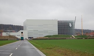 Das Dorf verschwindet hinter dem Gebäude: Das neue Hochregallager von Homann ist 40 Meter hoch. - Sandra Spieker Das Dorf verschwindet hinter dem Gebäude: Das neue Hochregallager von Homann ist 40 Meter hoch. - Sandra Spieker