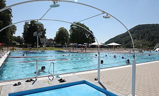 Im Freibad Höxter schwimmt es sich auch ohne pfiffigen Namen gut. - Simone Flörke Im Freibad Höxter schwimmt es sich auch ohne pfiffigen Namen gut. - Simone Flörke