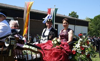 Schützenfest in Welda: Die Majestäten Jürgen und Susanne Menne bestigen zum Festzug eine blumengeschmückte Kutsche. - Anette Etzel Schützenfest in Welda: Die Majestäten Jürgen und Susanne Menne bestigen zum Festzug eine blumengeschmückte Kutsche. - Anette Etzel