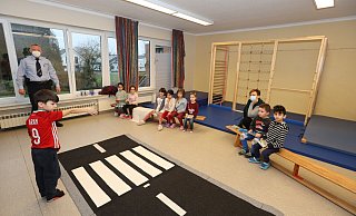 Michael Harting übt mit den Schulkindern des Kindergartens Zwergenhaus das Verhalten auf der Straße. - Nicole Sielermann Michael Harting übt mit den Schulkindern des Kindergartens Zwergenhaus das Verhalten auf der Straße. - Nicole Sielermann