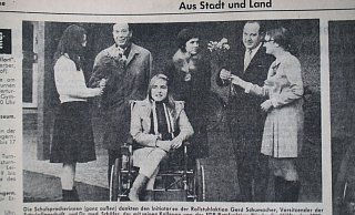 Angela Heitbrink (Mitte), ihre Mutter und die beiden Schulsprecherinnen bedankten sich bei Gerd Schumacher von der Schulpflegschaft und Hermann Schäfer, Vorsitzender der FDP-Ratsfraktion. - Björn Kenter Angela Heitbrink (Mitte), ihre Mutter und die beiden Schulsprecherinnen bedankten sich bei Gerd Schumacher von der Schulpflegschaft und Hermann Schäfer, Vorsitzender der FDP-Ratsfraktion. - Björn Kenter