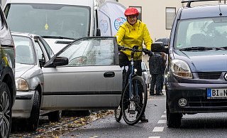 Eingequetscht: Zwischen geöffneter Autotür und überholendem Pkw auf der Fahrbahn. - Dennis Angenendt Eingequetscht: Zwischen geöffneter Autotür und überholendem Pkw auf der Fahrbahn. - Dennis Angenendt