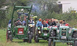 Schwaneys Traktoren-Oldtimer kurz vor dem Start durch den Ort. - Wolfgang Tilly Schwaneys Traktoren-Oldtimer kurz vor dem Start durch den Ort. - Wolfgang Tilly