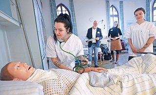 Christin Pikowski (l.) und Sina Handeik (r.) hoffen, dank der nun doch erlaubten Prüfungen nun alles geschafft zu haben – und auch Hein Witte und Silke Honerkamp drücken die Daumen. Denn: Die Krankenpfleger werden mehr denn je gebraucht. - jonek.fotografie.de Christin Pikowski (l.) und Sina Handeik (r.) hoffen, dank der nun doch erlaubten Prüfungen nun alles geschafft zu haben – und auch Hein Witte und Silke Honerkamp drücken die Daumen. Denn: Die Krankenpfleger werden mehr denn je gebraucht. - jonek.fotografie.de