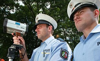 Zwei Polizeibeamte messen die Geschwindigkeiten der Verkehrsteilnehmer. Am Freitagabend staunten sie an der Altenhagener Straße nicht schlecht. - Symbolfoto: Andreas Zobe Zwei Polizeibeamte messen die Geschwindigkeiten der Verkehrsteilnehmer. Am Freitagabend staunten sie an der Altenhagener Straße nicht schlecht. - Symbolfoto: Andreas Zobe