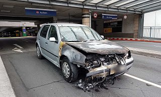 Dieser VW war im Parkbereich des Libori-Galerie-Parkhauses in Brand geraten. - Birger Berbüsse Dieser VW war im Parkbereich des Libori-Galerie-Parkhauses in Brand geraten. - Birger Berbüsse