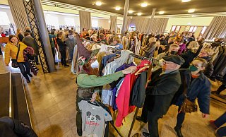 Rappelvoll im Foyer der Oetkerhalle beim Kostümverkauf: Theater-Mitarbeiter und Zauberlehrling Sven Goldberg sortiert die Ständer. - Andreas Zobe Rappelvoll im Foyer der Oetkerhalle beim Kostümverkauf: Theater-Mitarbeiter und Zauberlehrling Sven Goldberg sortiert die Ständer. - Andreas Zobe