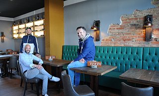 Küchenchef Gera Galwas (hinten), Serviceleiter Vasili Porikis (links) und Inhaber Marinos Ioannidis in den neuen Räumen ihres Restaurants. - Anja Hanneforth Küchenchef Gera Galwas (hinten), Serviceleiter Vasili Porikis (links) und Inhaber Marinos Ioannidis in den neuen Räumen ihres Restaurants. - Anja Hanneforth