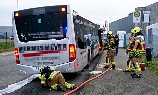 Mit Wasser kühlten die Einsatzkräfte der Paderborner Feuerwehr die heißgelaufenen Bremsen des Linienbusses. - Ralph Meyer Mit Wasser kühlten die Einsatzkräfte der Paderborner Feuerwehr die heißgelaufenen Bremsen des Linienbusses. - Ralph Meyer