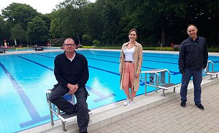 Endlich am Start: Schwimmmeister Rainer Baumeier (v.l.) und Marina Hagelganz und Markus Diering von den Freizeiteinrichtungen der Stadt Herford freuen sich, dass auch im Werburger Waldbad die Saison bald startet. - Martina Chudzicki Endlich am Start: Schwimmmeister Rainer Baumeier (v.l.) und Marina Hagelganz und Markus Diering von den Freizeiteinrichtungen der Stadt Herford freuen sich, dass auch im Werburger Waldbad die Saison bald startet. - Martina Chudzicki