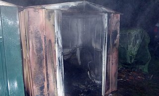 Das aus Metall gefertigte Gartenhäuschen sowie ein Müllcontainer wurden am späten Montagabend in der Kärntener Straße ein Raub der Flammen. - Polizei Minden-Lübbecke Das aus Metall gefertigte Gartenhäuschen sowie ein Müllcontainer wurden am späten Montagabend in der Kärntener Straße ein Raub der Flammen. - Polizei Minden-Lübbecke